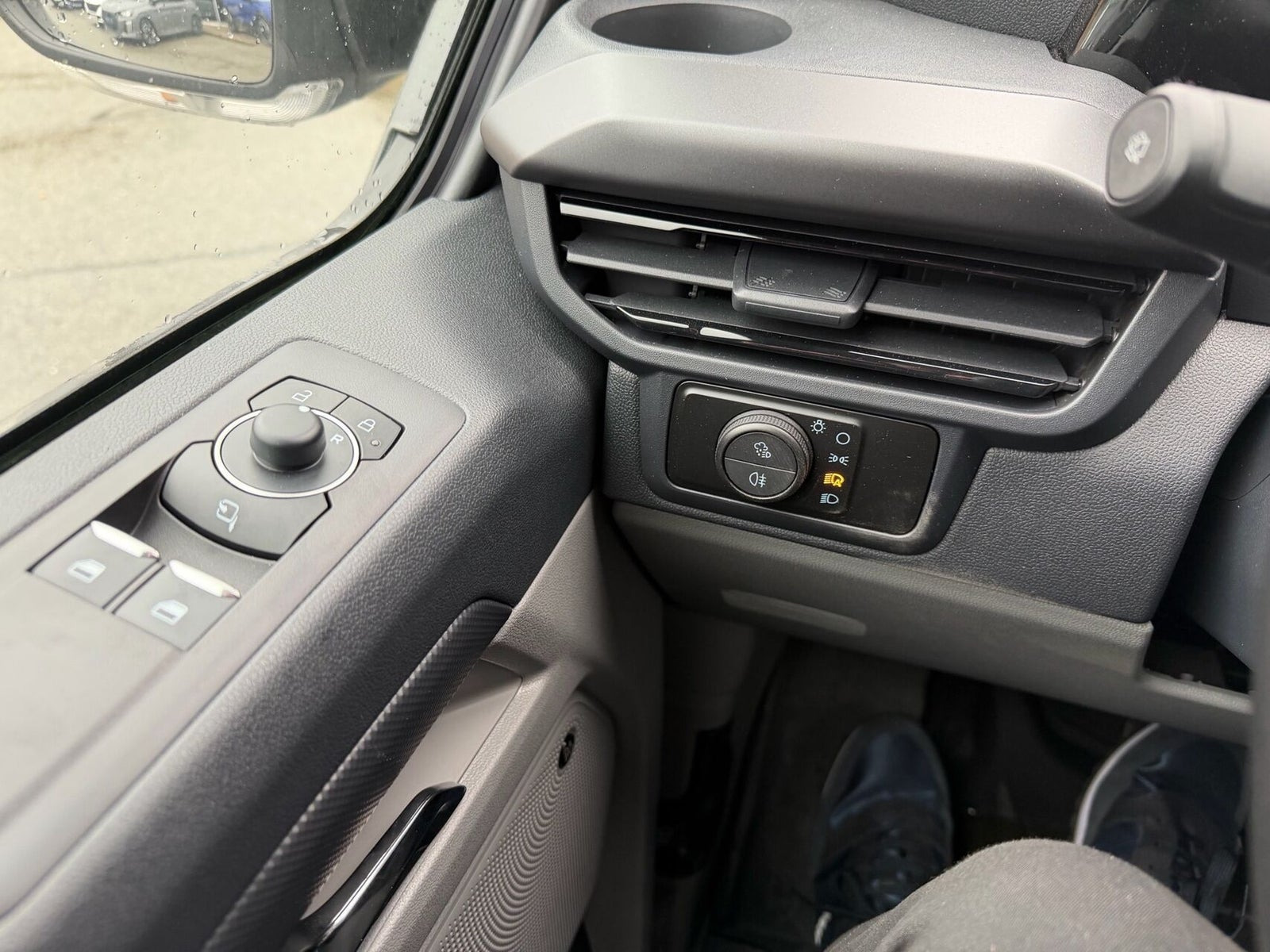 Beige Ford E-Transit Custom 320 L1 fra 2026