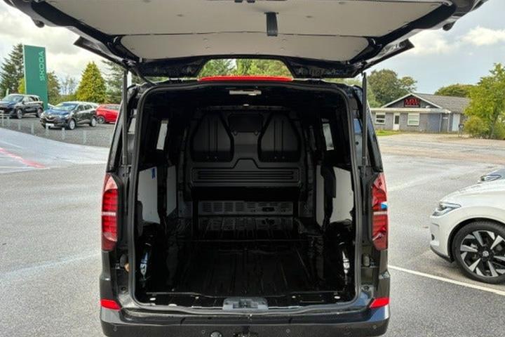 Sort VW Transporter fra 2025