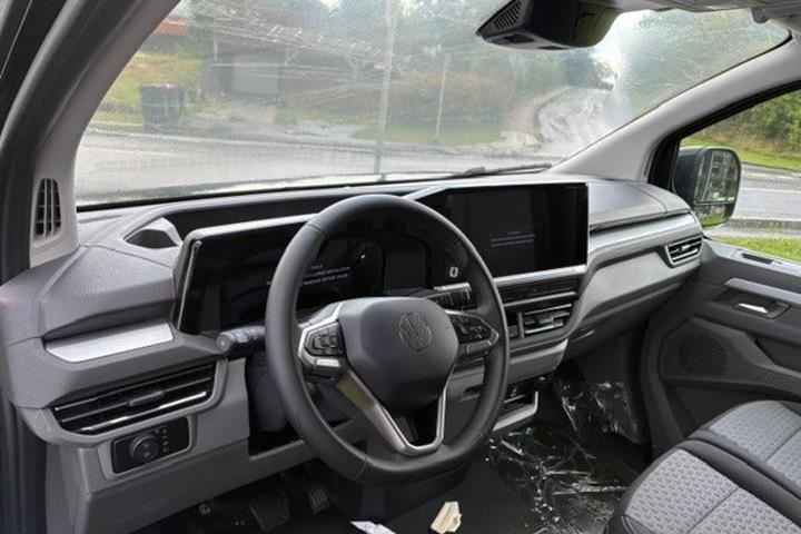 Sort VW Transporter fra 2025