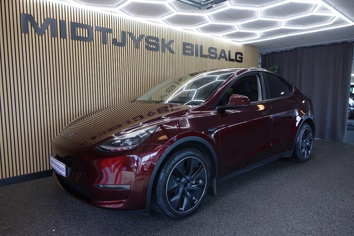Rød Tesla Model Y fra 2023