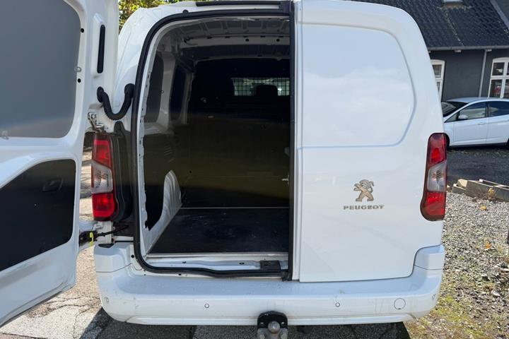 Hvid Peugeot Partner fra 2021