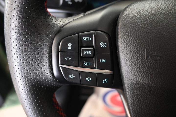 Grøn Ford Kuga fra 2025
