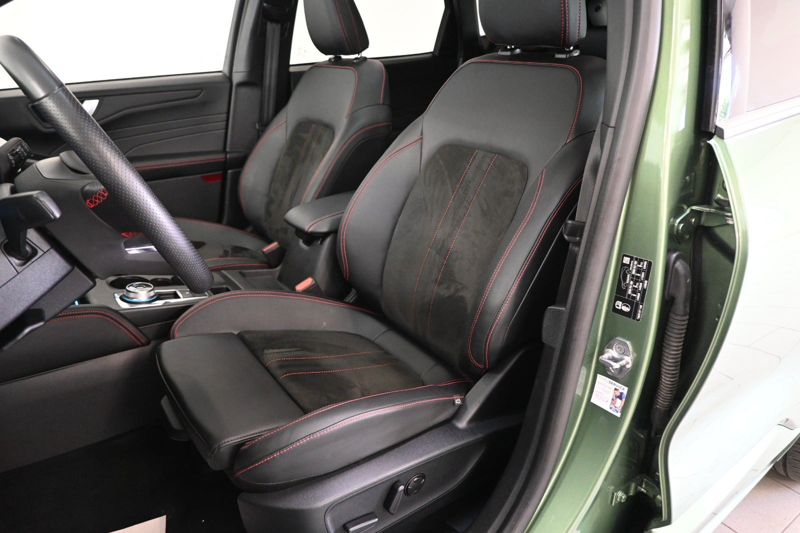 Grøn Ford Kuga fra 2025