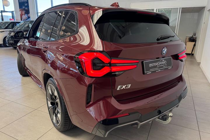 Rød BMW iX3 fra 2023