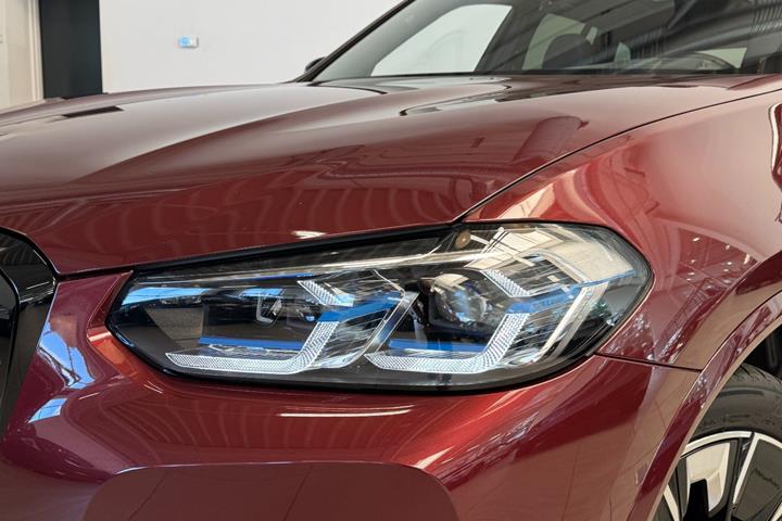 Rød BMW iX3 fra 2023