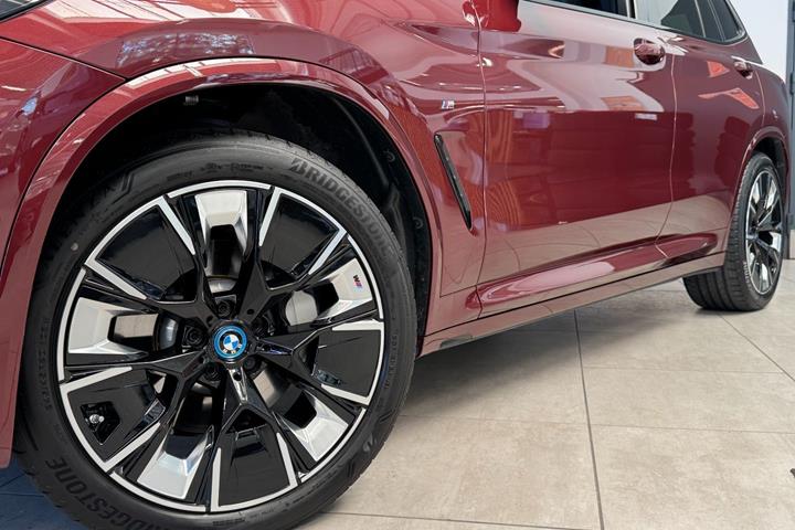 Rød BMW iX3 fra 2023