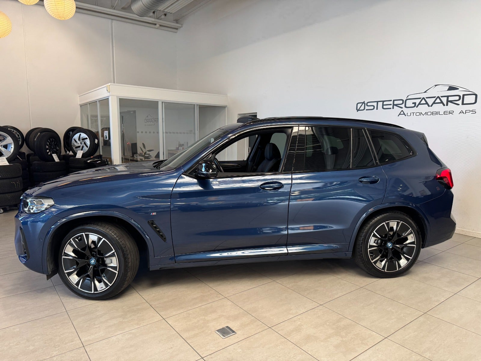 Blå BMW iX3 fra 2023