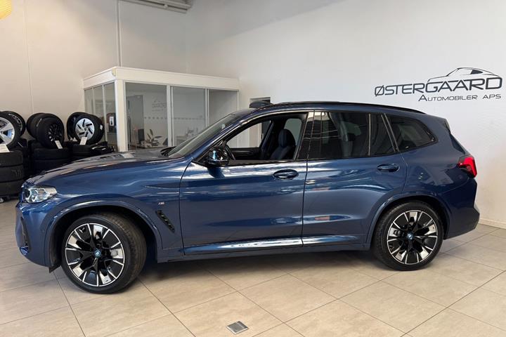 Blå BMW iX3 fra 2023