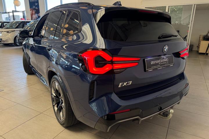 Blå BMW iX3 fra 2023