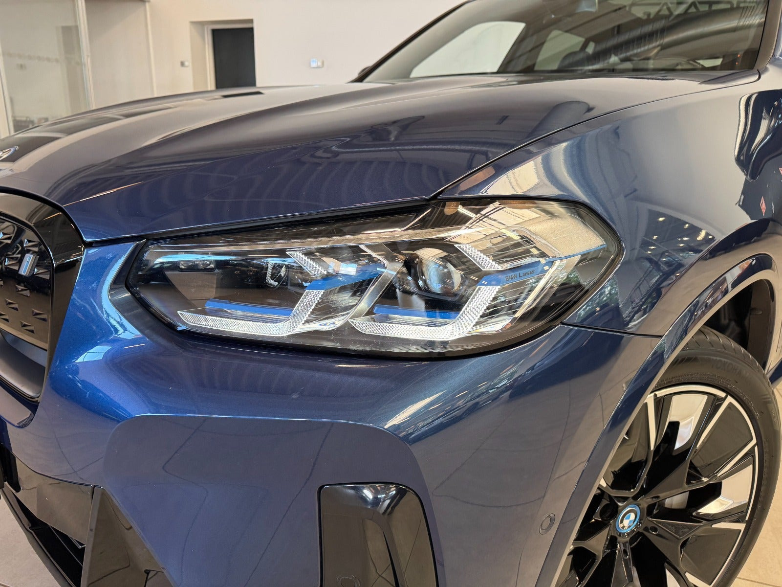 Blå BMW iX3 fra 2023