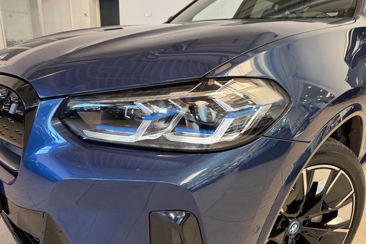 Blå BMW iX3 fra 2023