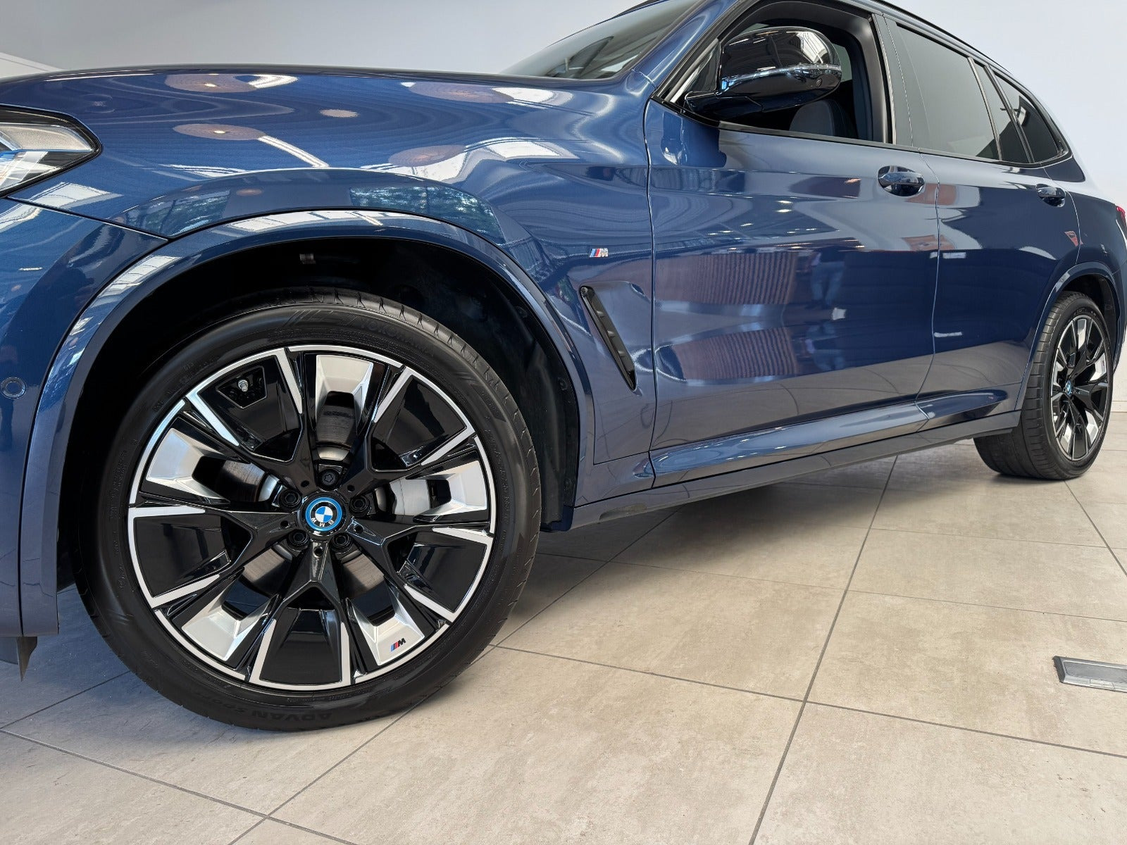 Blå BMW iX3 fra 2023