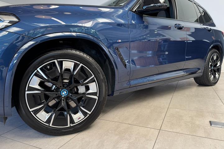 Blå BMW iX3 fra 2023