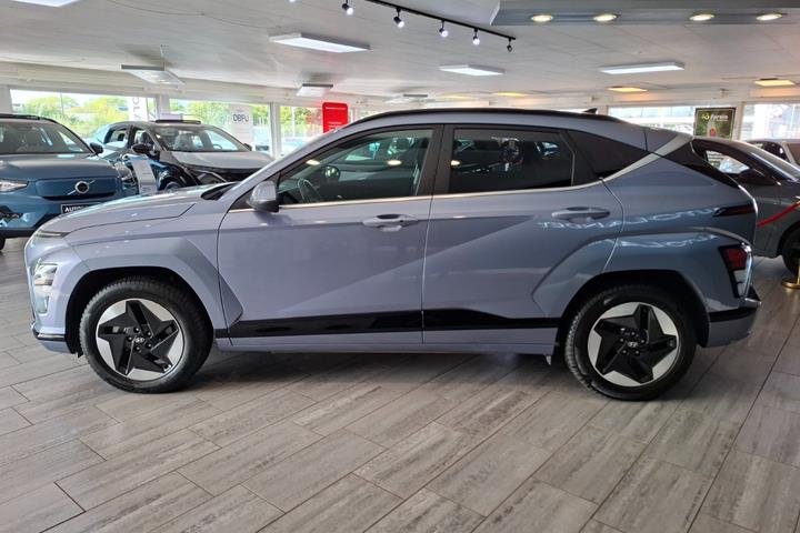 Blå Hyundai Kona fra 2024