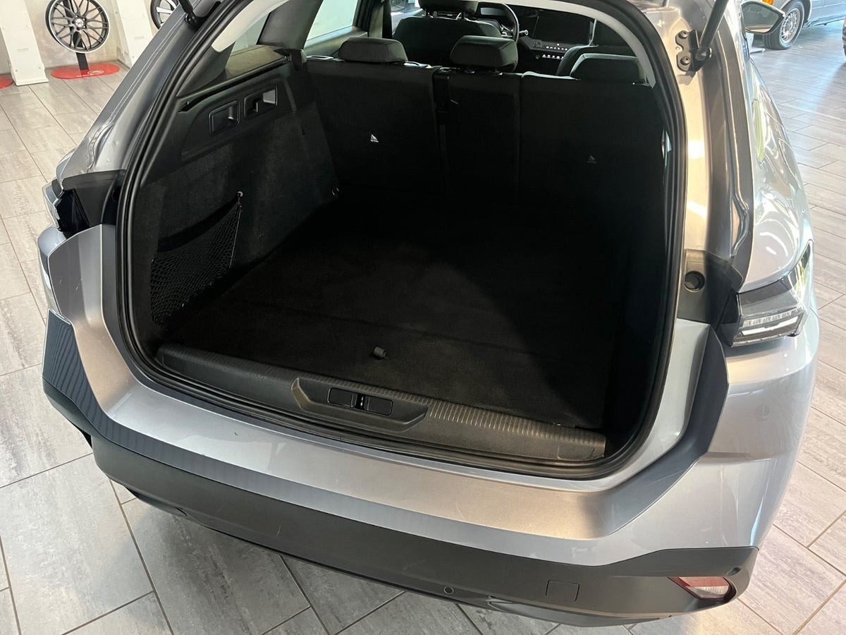Grå Peugeot E-308 fra 2025