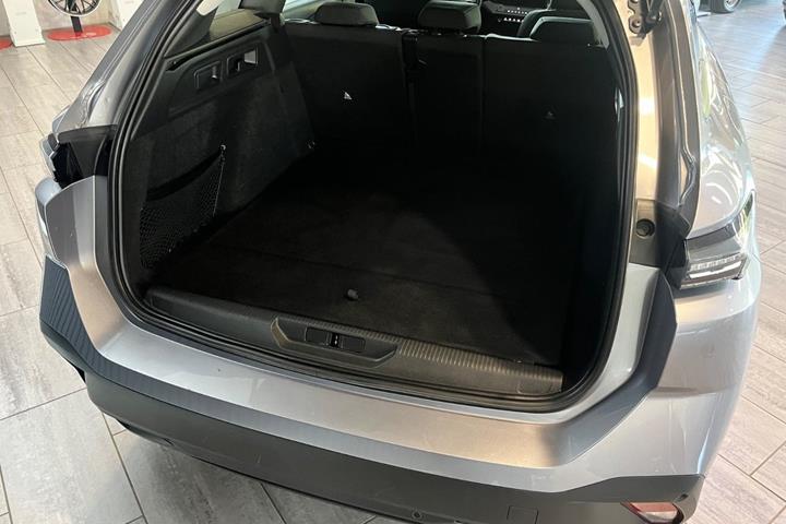 Grå Peugeot E-308 fra 2025