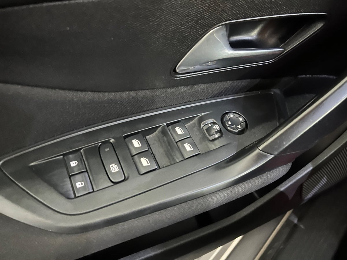 Grå Peugeot E-308 fra 2025