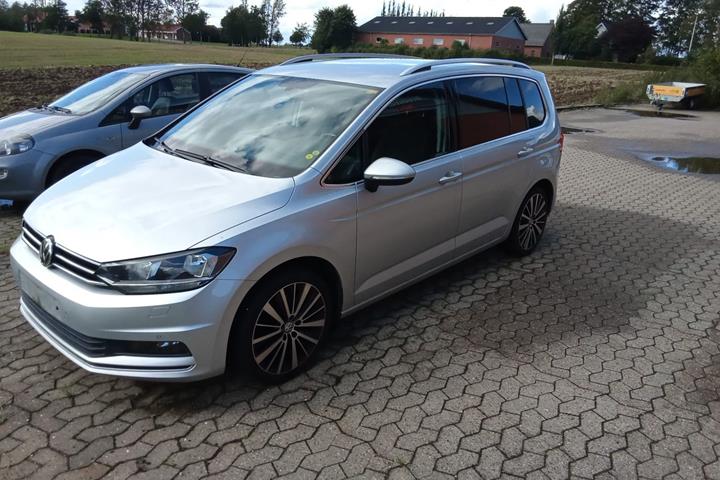 Sølv VW Touran fra 2019