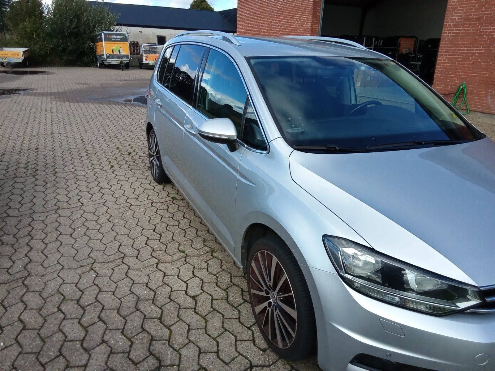 Sølv VW Touran fra 2019