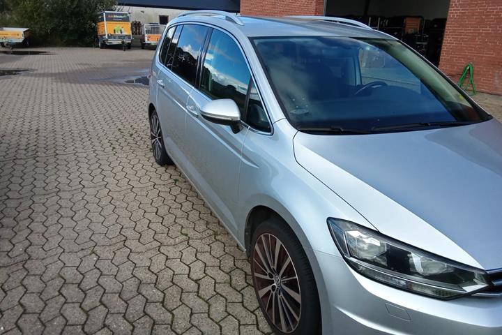 Sølv VW Touran fra 2019