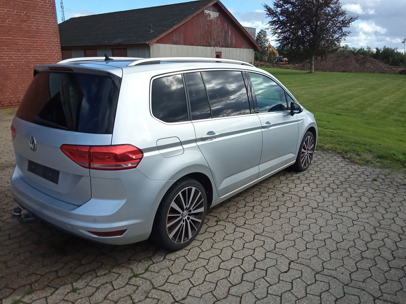 Sølv VW Touran fra 2019