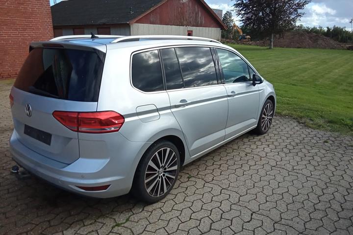 Sølv VW Touran fra 2019