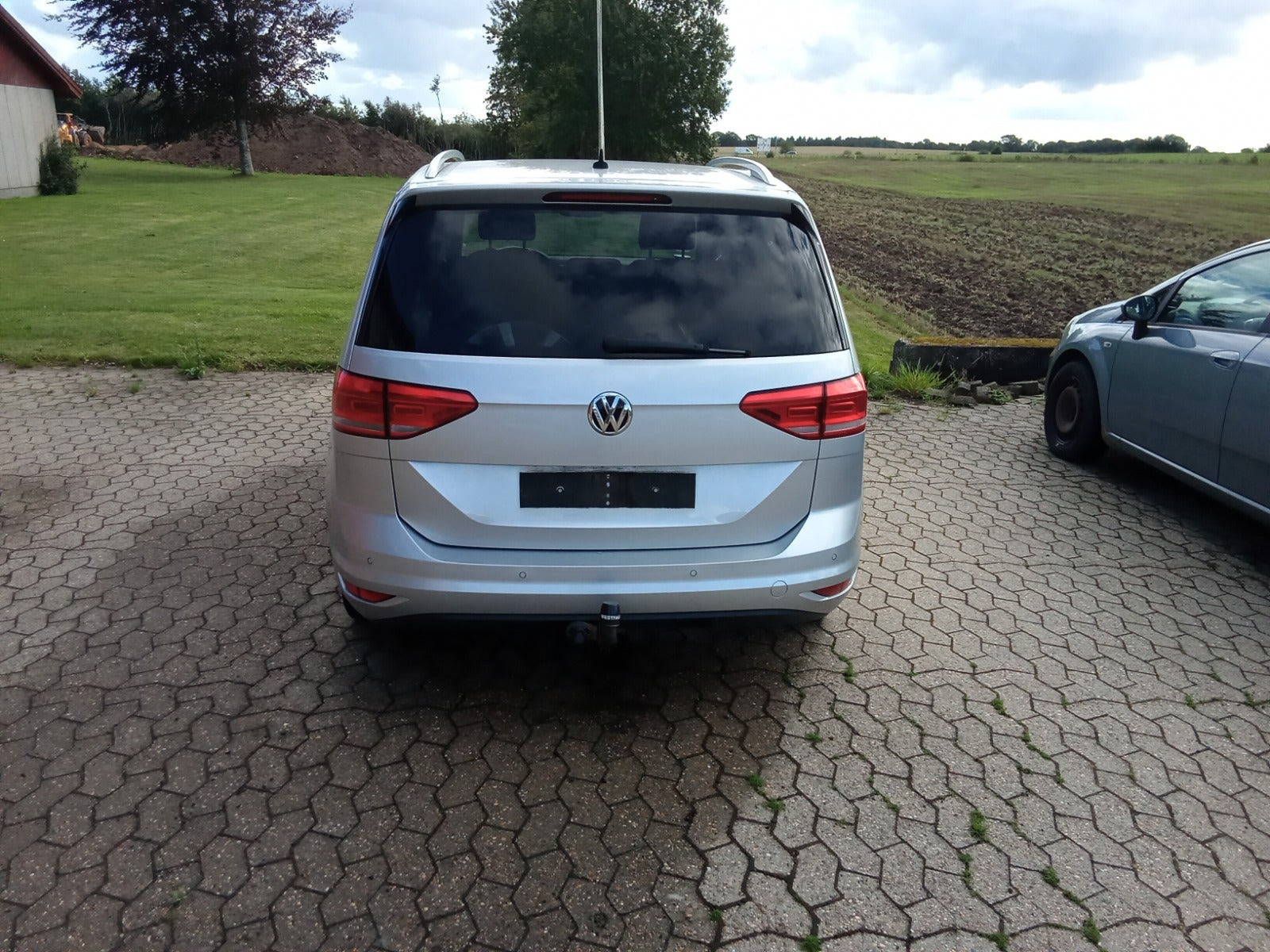 Sølv VW Touran fra 2019