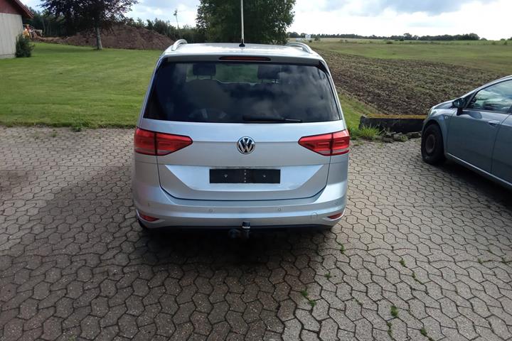 Sølv VW Touran fra 2019