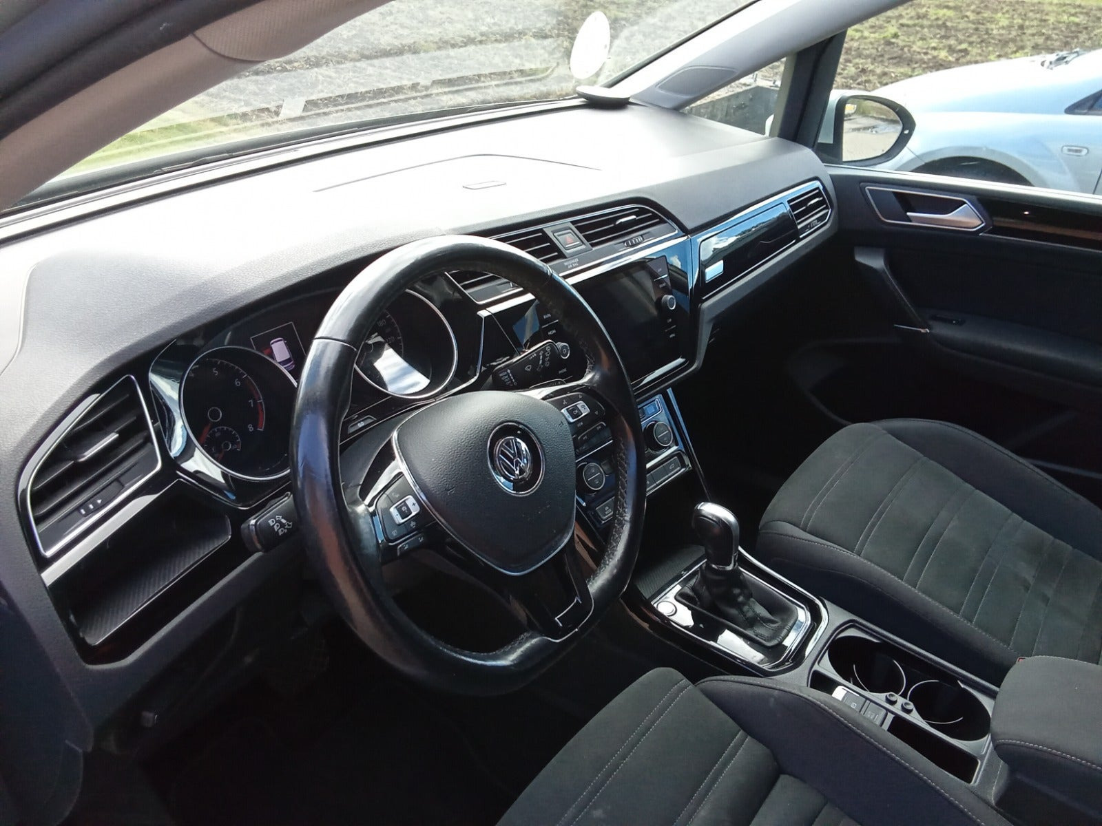 Sølv VW Touran fra 2019