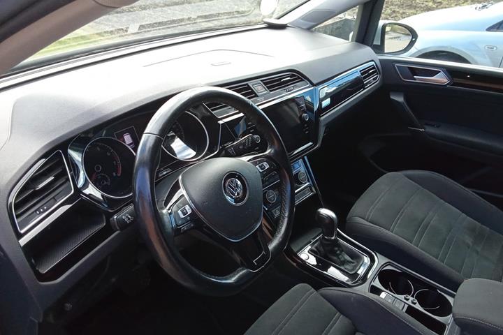Sølv VW Touran fra 2019