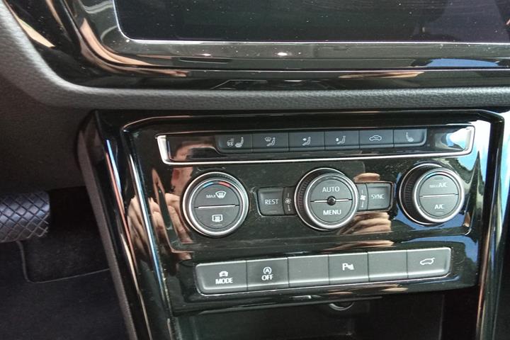 Sølv VW Touran fra 2019