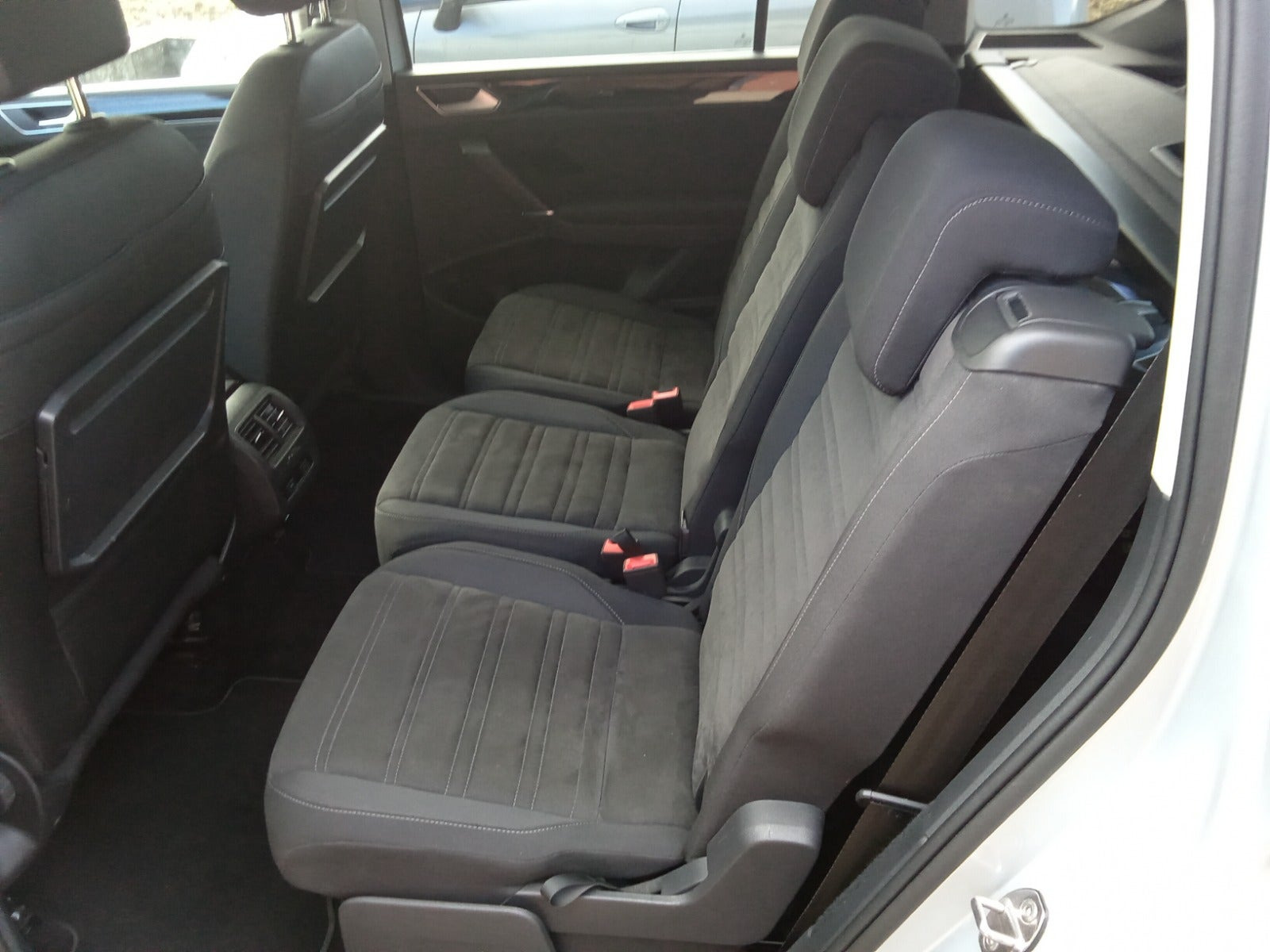 Sølv VW Touran fra 2019
