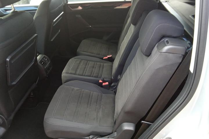 Sølv VW Touran fra 2019