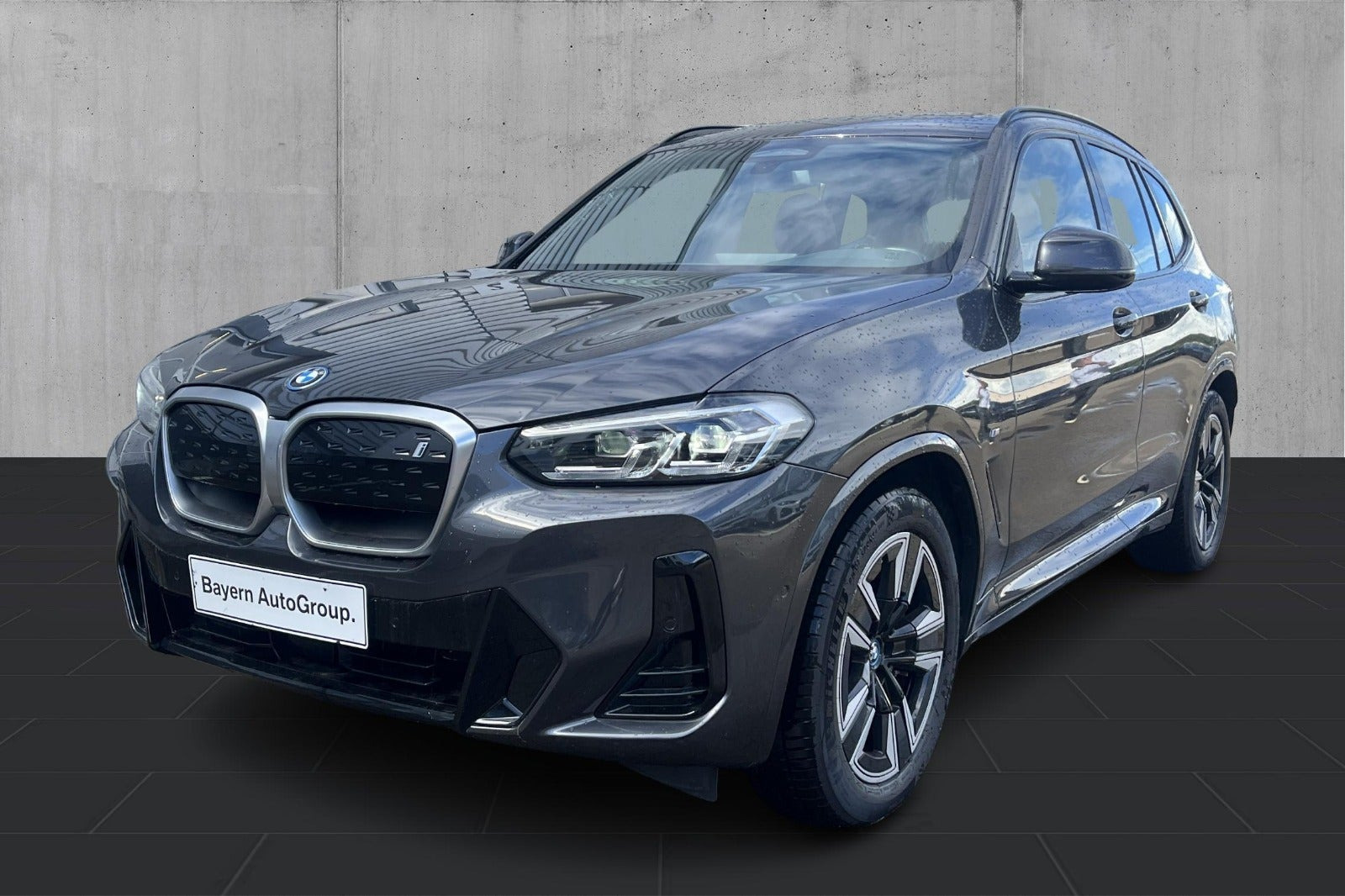Grå BMW iX3 fra 2023