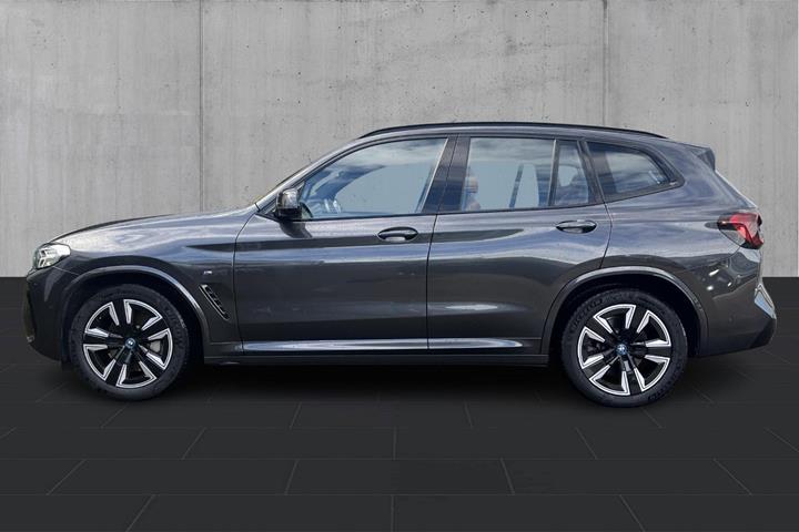 Grå BMW iX3 fra 2023