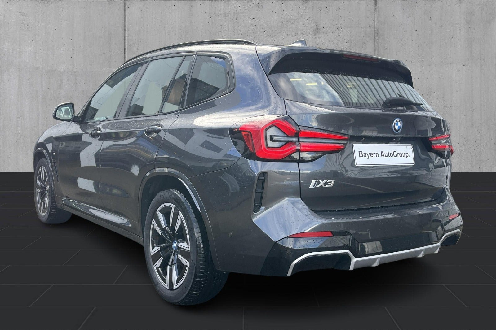 Grå BMW iX3 fra 2023