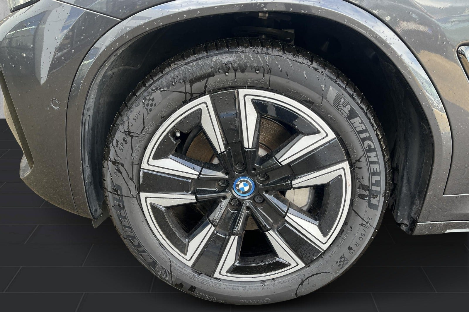 Grå BMW iX3 fra 2023