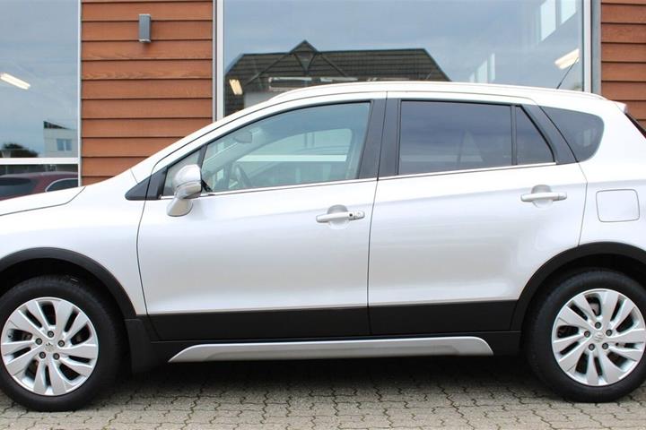Sølv Suzuki S-Cross fra 2021