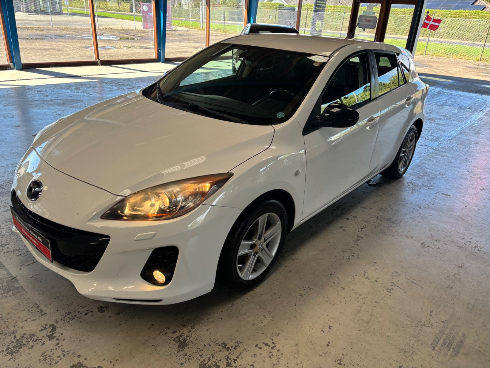 Hvid Mazda 3 fra 2012