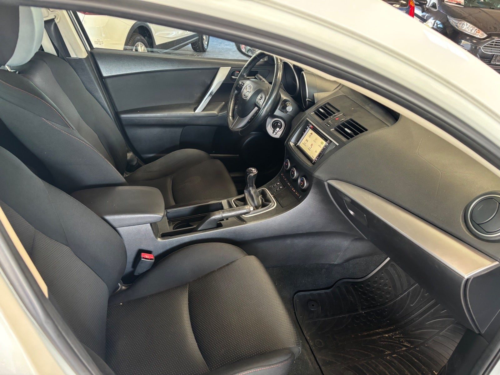 Hvid Mazda 3 fra 2012