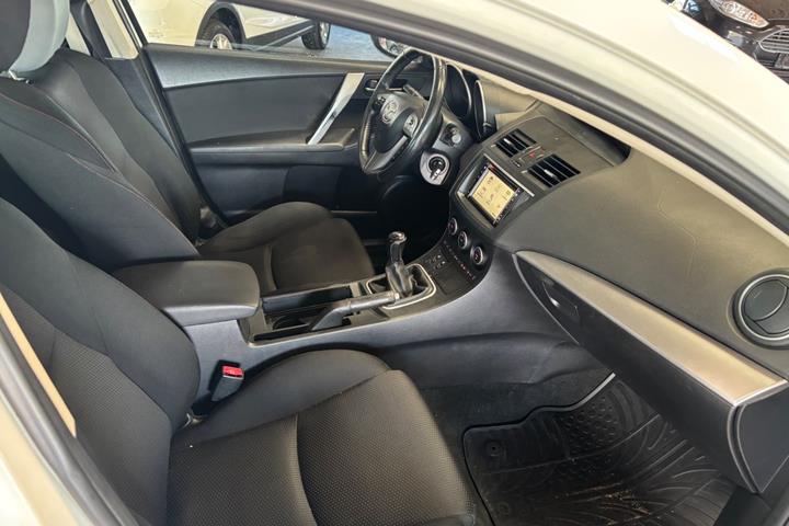 Hvid Mazda 3 fra 2012