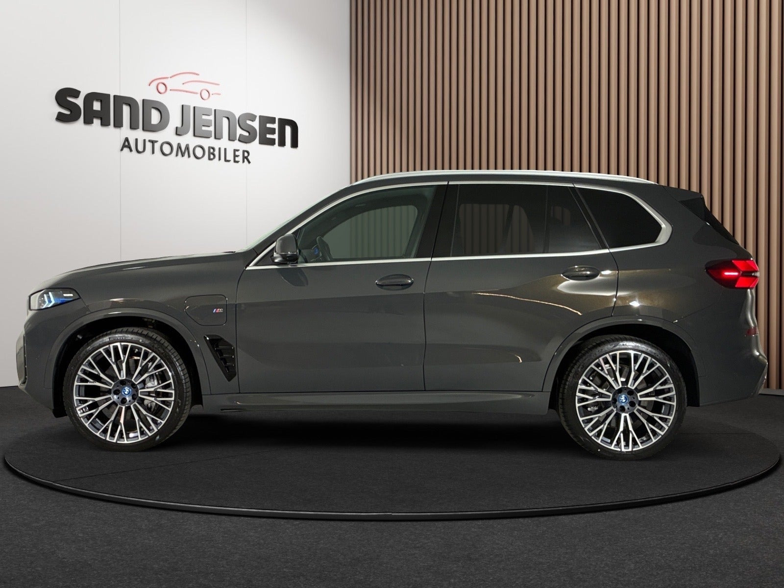 Grå BMW X5 fra 2024