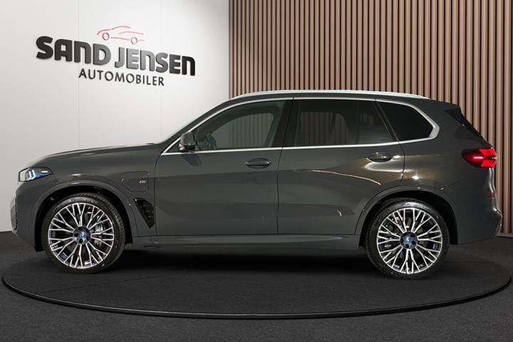 Grå BMW X5 fra 2024