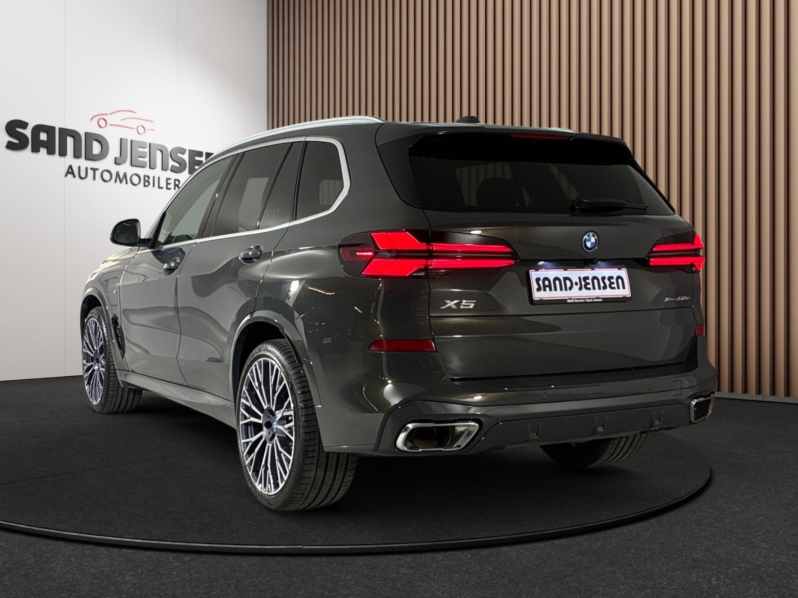 Grå BMW X5 fra 2024