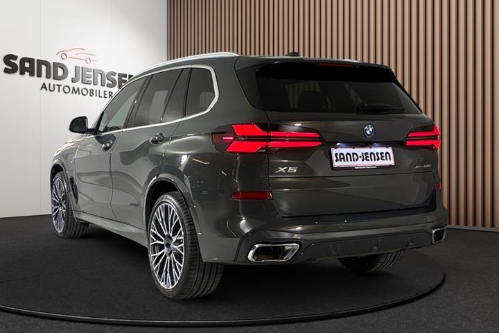 Grå BMW X5 fra 2024