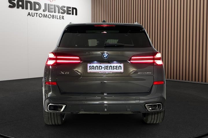 Grå BMW X5 fra 2024
