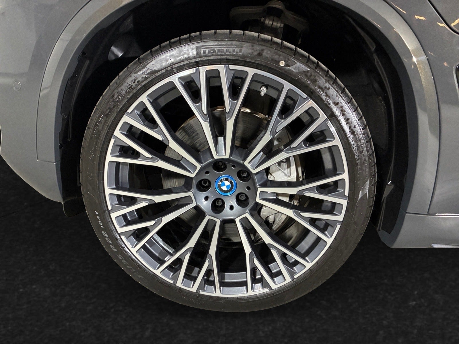 Grå BMW X5 fra 2024