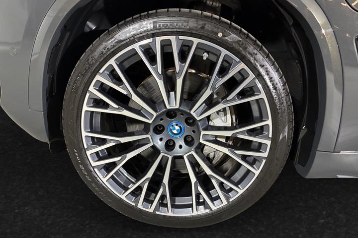 Grå BMW X5 fra 2024