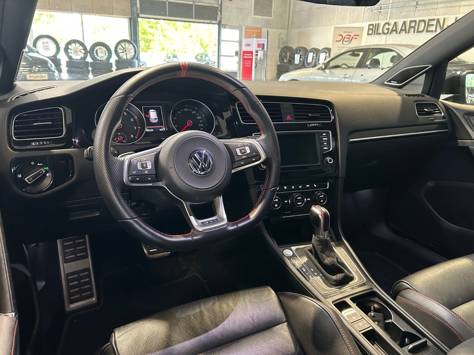 Hvid VW Golf VII fra 2016