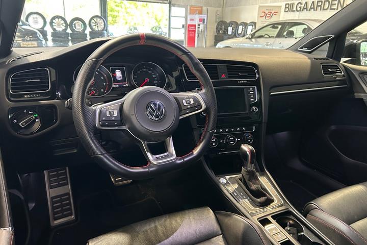 Hvid VW Golf VII fra 2016